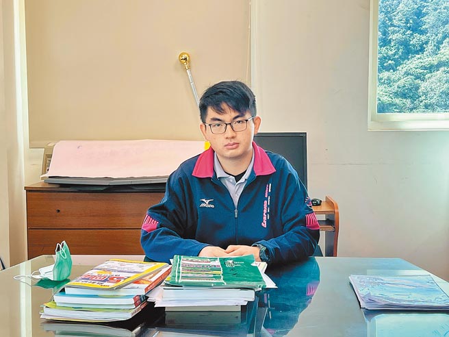 二信高中三年级学生张崴杰放弃建中科学班榜首，今年学测考取「国英数A自」4科组合满级分。（陈彩玲摄）