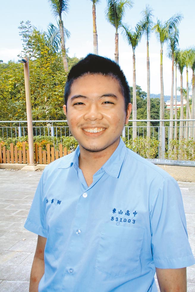 台北市私立東山高中許華翔取得4科滿級分的佳績，接下來他也將朝醫學系的目標前進。（私立東山高中提供／游念育台北傳真）