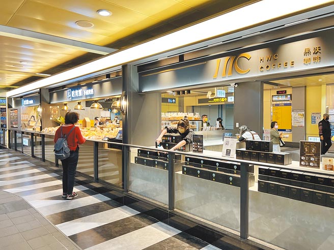 台北捷运近期在南京復兴站推出「站内直取购物」新服务，让民眾不出站就能採买。（黄婉婷摄）