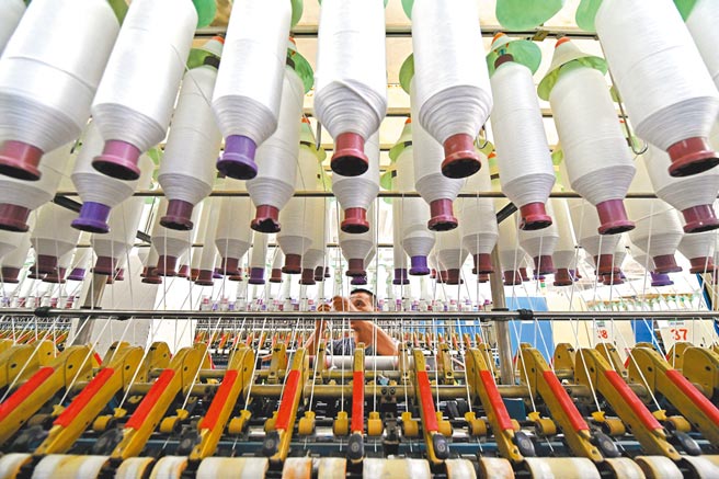 大陸今年經濟成長率預估在5-5.5％之間，服務業會是成長重點，製造業表現也很重要。圖為工人在福建泉州一工廠生產線作業。（中新社）