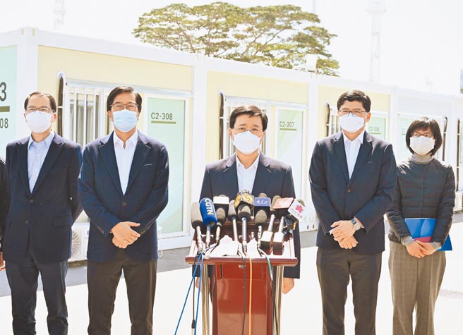 北京中央協助香港在離島青衣設立的社區隔離設施（俗稱方艙醫院）今天交付啟用，專門接收COVID-19確診輕症患者。圖為政務司長李家超（中）1日到場視察。（港府新聞處提供）