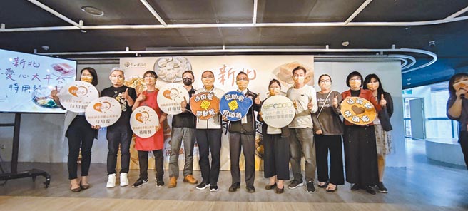 新北市长侯友宜（左五）说，「新北好日子爱心大平台待用餐」今年目标至少再邀请500家店加入。（陈慰慈摄）