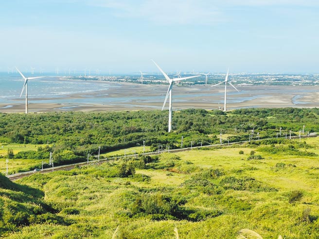 苗栗縣政府文觀局爭取中央經費改善後龍海風綠光自行車廊道。（謝明俊攝）