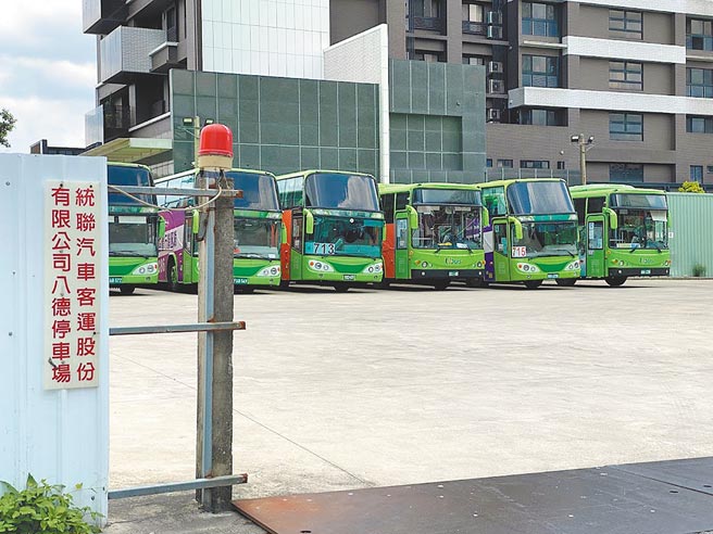 司機未回流，客運業者調度不及，引發漏班情況，像是統聯客運713路線今年就漏班近百班次，桃園市交通局除依契約開鍘每班2000至3000元，也祭出每位司機加薪6000元補助，希望找回司機。（蔡依珍攝）