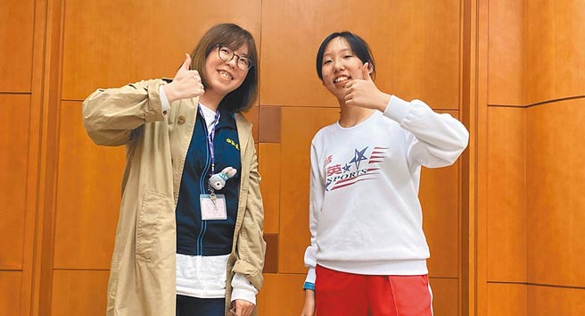 大学学测成绩放榜，桃园市启英高中学生郑敏薰（右）报考自然组与社会组科目都有好成绩。（吕筱蝉摄）