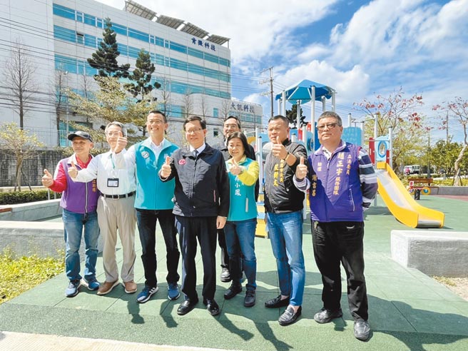 桃园市长郑文灿前往大安果树公园了解游戏场改善工程。（陈梦茹摄）