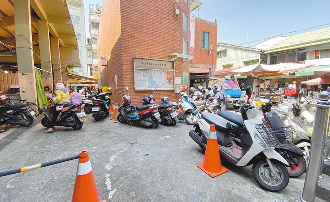嘉义市公有永和市场重新委外经营，民眾停放机车塞爆摊位区周边。（廖素慧摄）