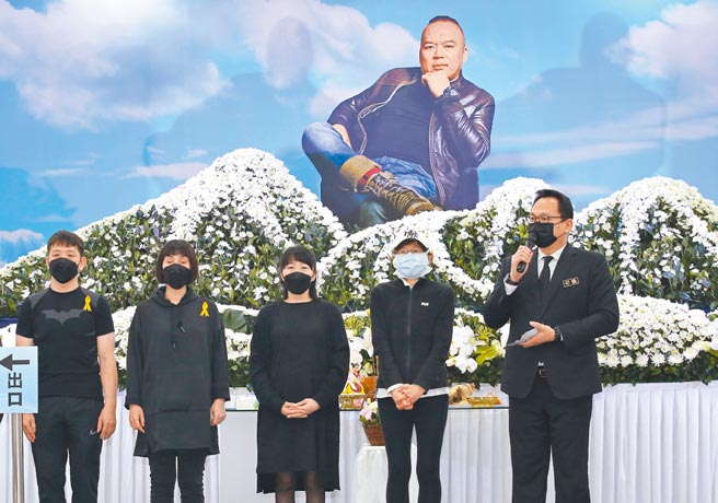 明金成遗孀Patty（右三）与家人一起感谢大家来送明金成最后一程。（陈俊吉摄）