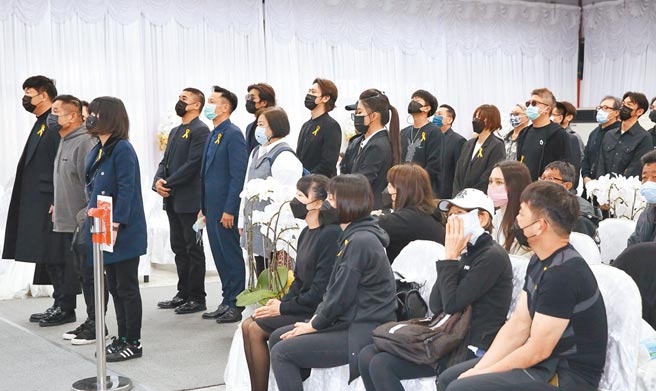 明金成人缘好，曾国城（左起）、许效舜与数十位艺人好友一起向明金成鞠躬道别。（陈俊吉摄）