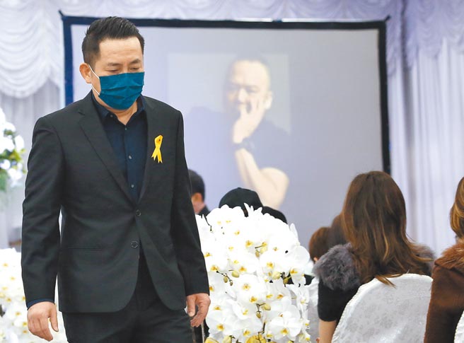 屈中恒痛失36年挚友，念完追思文哀伤不已。（陈俊吉摄）