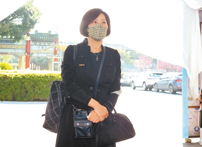 郎祖筠昨送别明金成，离开时哭到泣不成声。（粘耿豪摄）