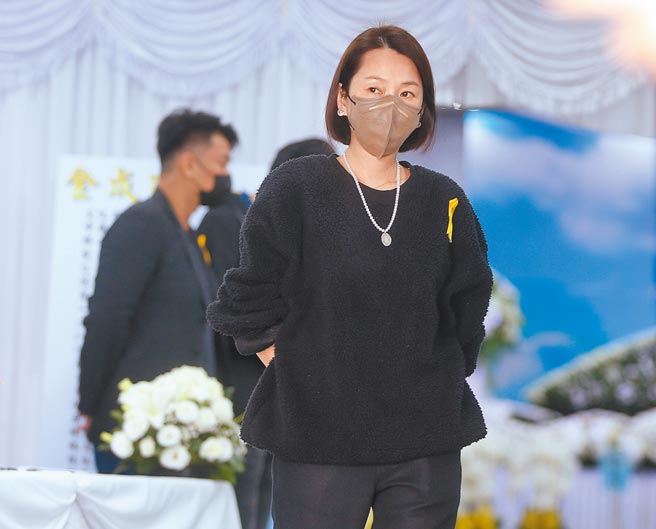 担任总召的六月昨一早就到会场忙进忙出。（粘耿豪摄）