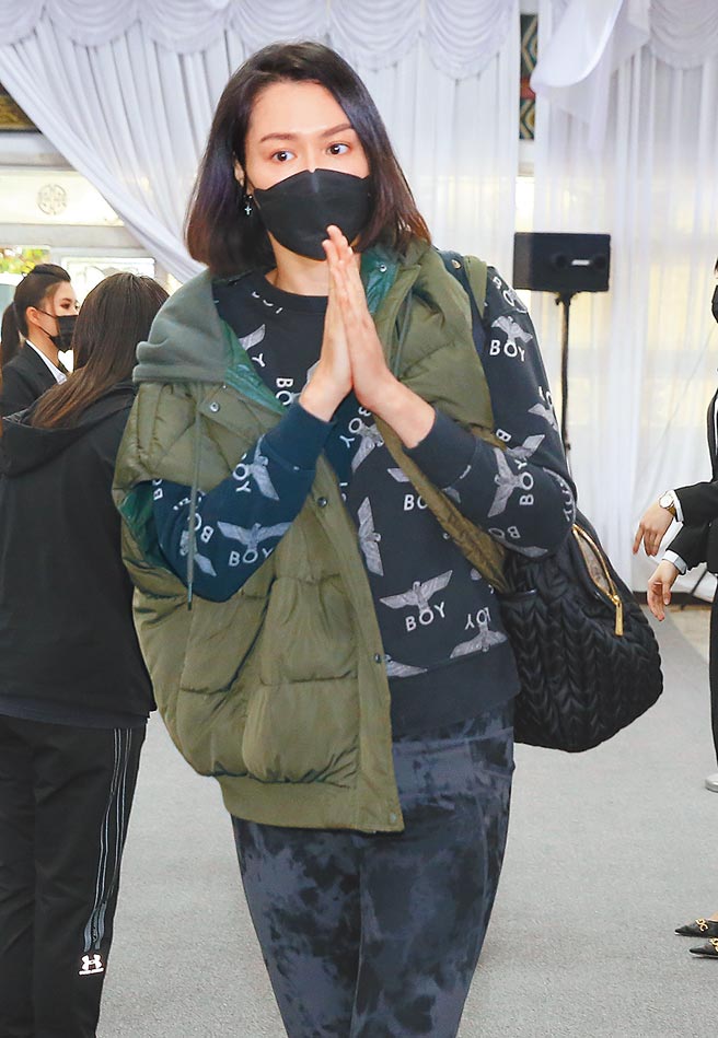 明金成旧爱黄莉昨也低调出席告别式。（粘耿豪摄）