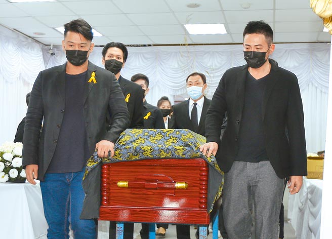 张天霖（左一）、陈德烈（左二）、赵骏亚（右一）等好友扶棺，送明金成最后一哩路。（粘耿豪摄）