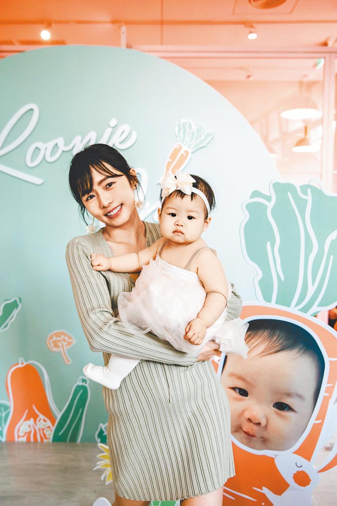 簡廷芮女兒小蘿蔔滿周歲了。（藝和創藝提供）