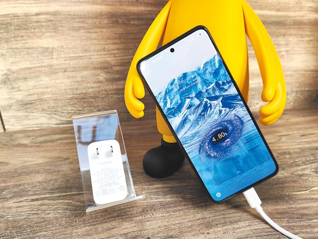 realme推出UltraDart Charging Architecture光速閃充架構，為全球首款100-200W智慧型手機充電架構，5分鐘即能讓電量從0％充至50％。（realme提供）