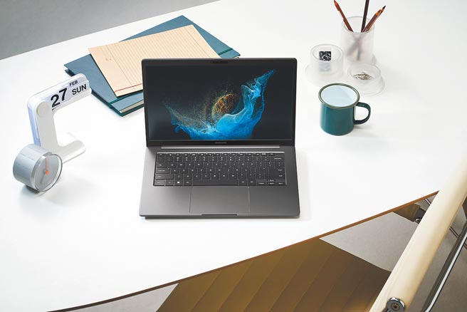 三星今年在MWC 2022上帶來了全新的Galaxy Book2 Business，主攻現今需遠距工作等需求，以提升安全性的Intel vPro技術為主打。（三星提供）