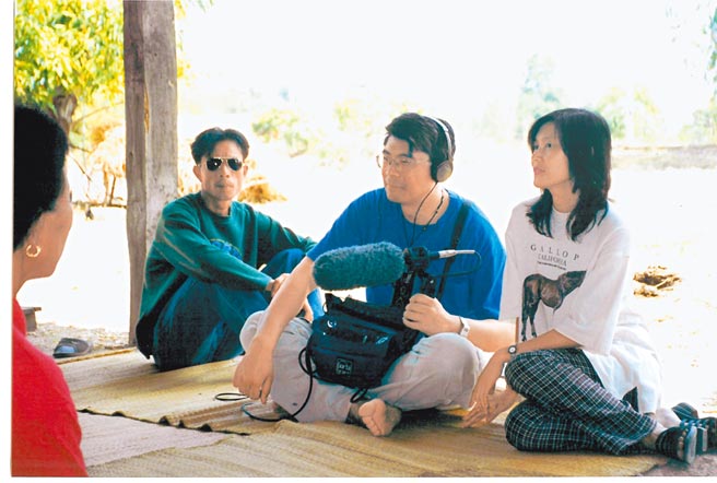 李道明（中）于2003年推出纪录片《离乡背井去打工》。（TIDF提供）