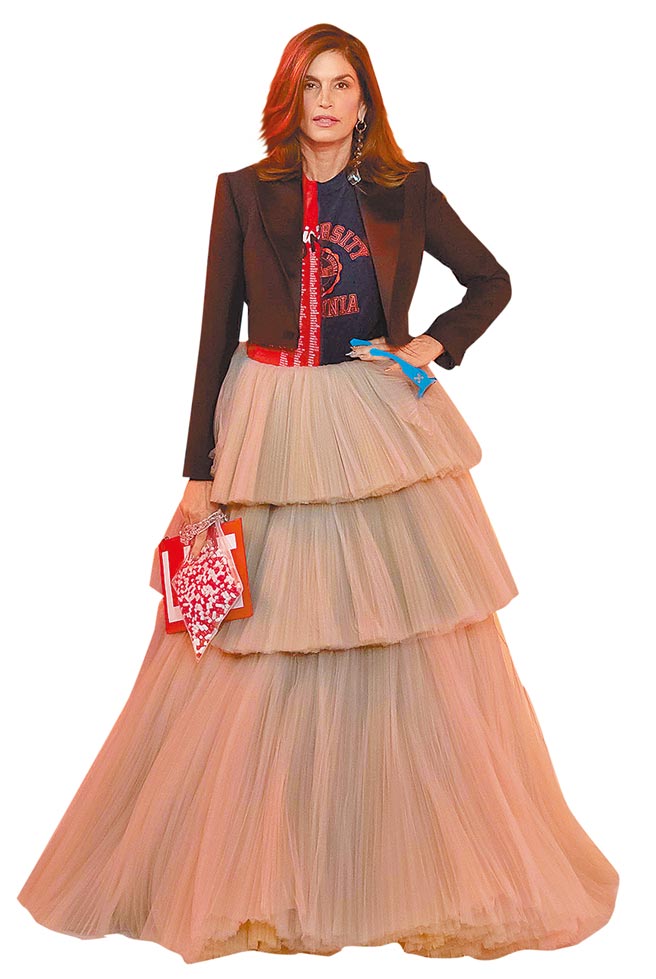 傳奇模特兒辛蒂克勞馥為Off-White站台走秀。（Off-White提供）