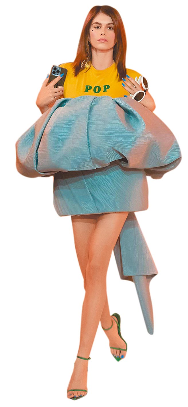 凱亞葛柏為Off-White站台走秀。（Off-White提供）