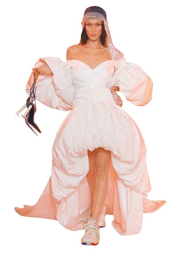 貝拉哈蒂德身穿白色禮服搭配球鞋，並於IG留下「我和Off-White球鞋結婚了。」可見對該造型的滿意度。（Off-White提供）