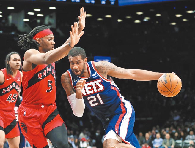 籃網艾卓吉（右）強攻籃下遭到阻礙。（美聯社）