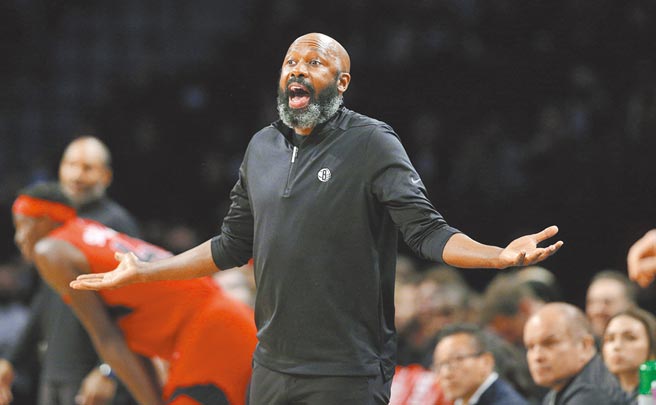 籃網教頭納許觸犯防疫規定，對陣暴龍由助理教練沃恩指揮作戰。（美聯社）