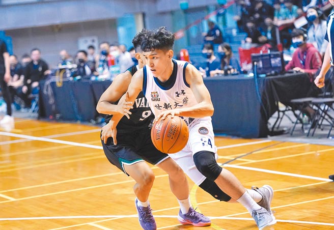 世新大学简贺宇（右）运球切入挑战万能科大防线。（大专体总提供）