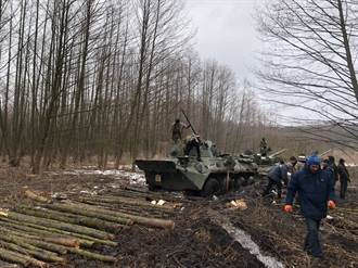 俄軍坦克在烏克蘭步履蹣跚  泥濘成了最大對手