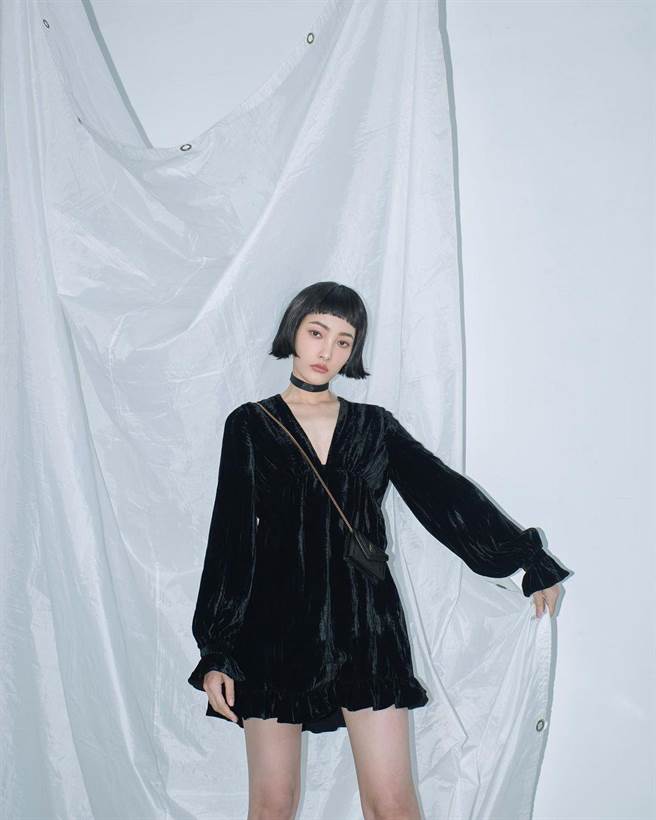林映唯以黑色天鵝絨宮廷風短洋裝搭配短髮，呈現空靈氣質，隔空參與SAINT LAURENT 2022秋冬時裝大秀。（取自林映唯IG）