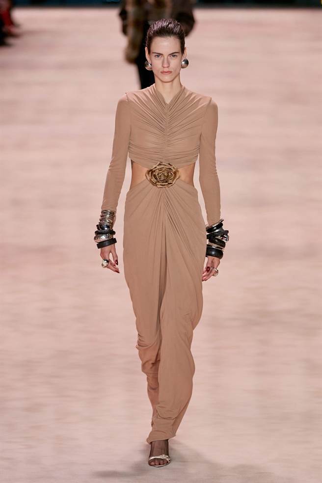 SAINT LAURENT2022秋冬女裝系列。（SAINT LAURENT提供）