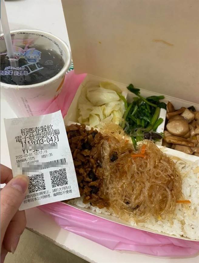 女网友发现自助餐隐藏吃法，夹5菜1汤只要35元，可以吃到撑。(图／Dcard)