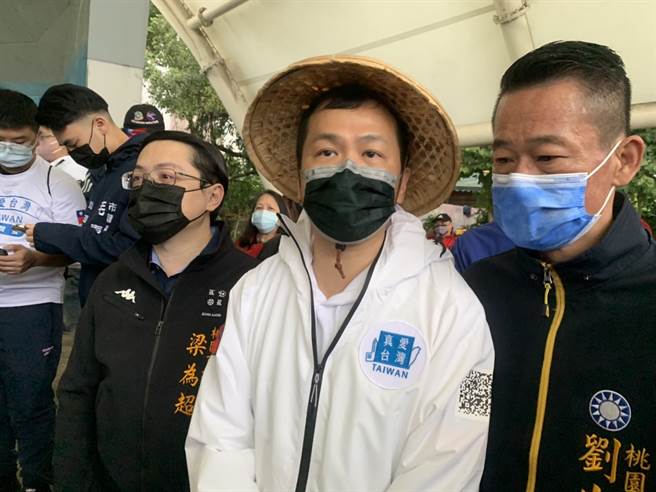 罗智强（中）徒步进行谢票之旅。（资料照/吕筱蝉摄）