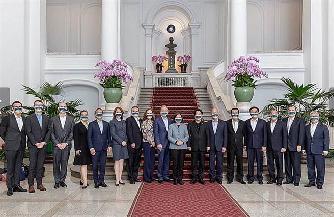 蔡英文总统与副总统赖清德在总统府，宴请美国总统拜登派遣的特使团成员，台美双方全戴上印有「STAND WITH UKRAINE」的口罩合影，表达力挺乌克兰。(图：总统府提供)。