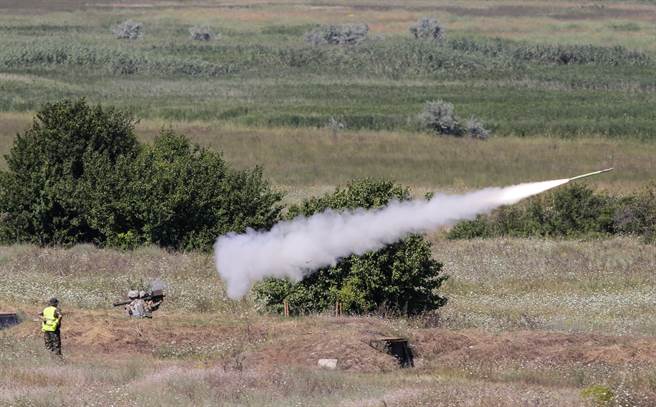 美军发射「刺针」（Stinger）防空飞弹的资料照。（达志影像/Shutterstock）