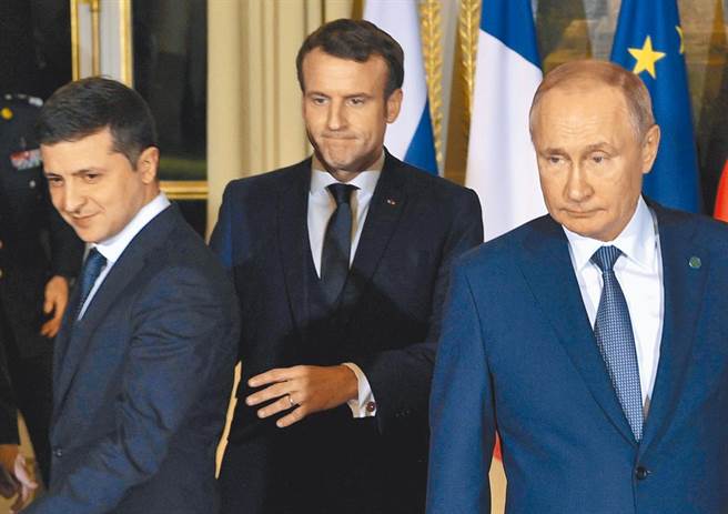 法國總統馬克宏分別與俄烏兩國總統通電話，普丁拋停戰3條件，烏方則表示，談判的核心問題是立即實現停火和俄軍撤離；圖為2019年，澤倫斯基（左至右）、馬克宏及普丁3人在巴黎的和平會談上會面。（美聯社）