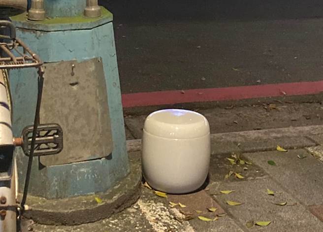 新店網友1日晚間在三民街驚見一只骨灰罈被遺落在街頭。（翻攝自臉書社團《我們是新店人!! 好山好水，就是愛新店》）
