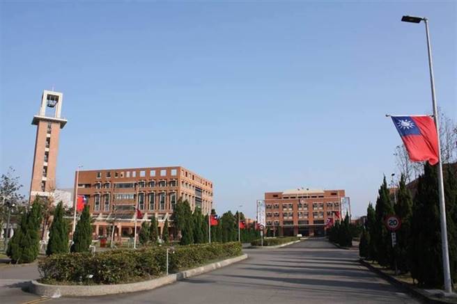 報載國軍一位少將，因招待國軍眷屬用餐，將餐費核銷於漢光演習「加菜金」項目下，因2880元被法院以貪污罪名，判刑4年6月，褫奪公權4年，且自2015年事發後的薪水，全數追繳，連退休俸也為之減半。引發輿論質疑不符「比率原則」，打擊國軍士氣。(中時資料庫)