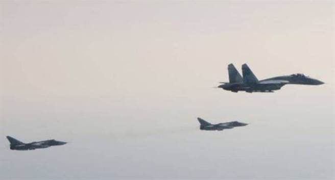 由瑞典战机拍摄的入侵领空俄罗斯战机照。（瑞典国防军官网）