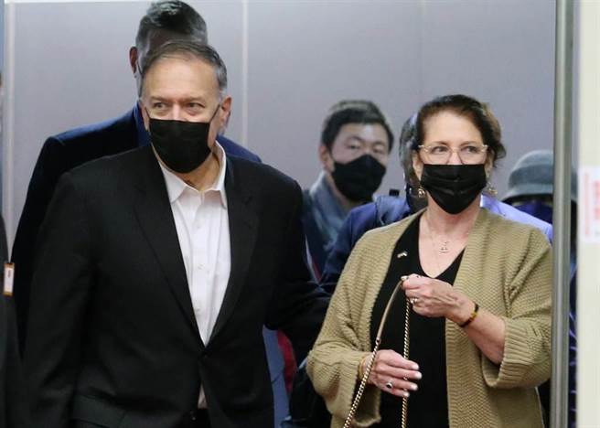 前美国国务卿蓬佩奥（Mike Pompeo）（左）协同夫人苏珊（Susan Pompeo）（右）等一行人访问台湾。（陈麒全摄）