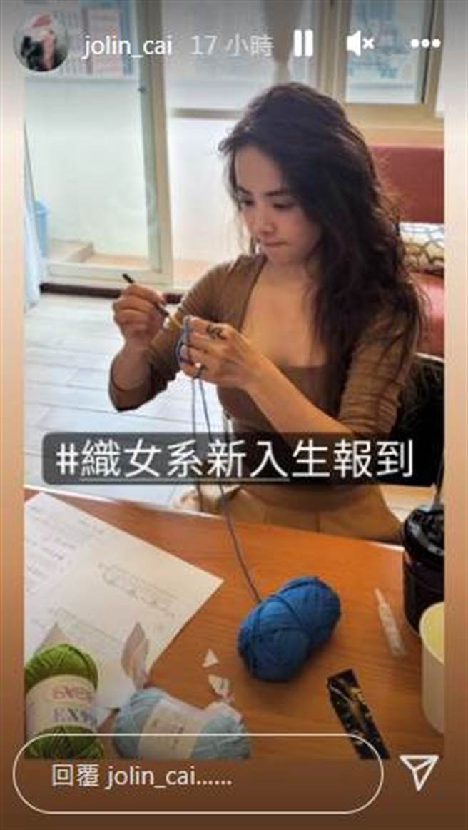 蔡依林身穿深U紧身上衣展现傲人身材。（jolin_cai IG）