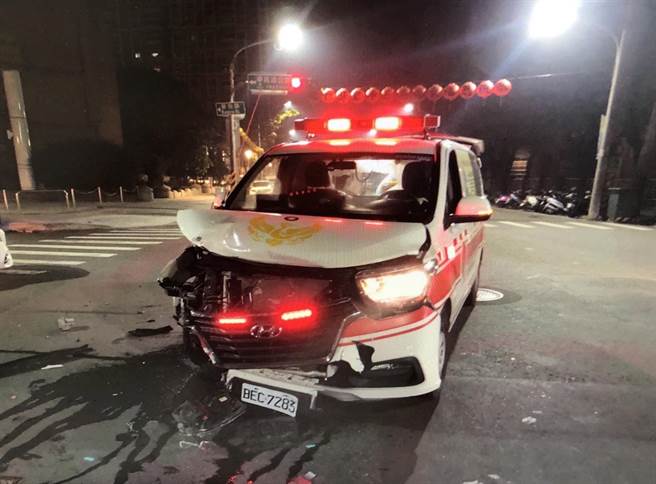 左營一部救護車與賓士車發生擦撞，救護車車頭嚴重毀損。（翻攝照片／林瑞益高雄傳真）