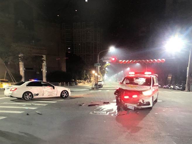 左營一部賓士汽車與一部救護車發生車禍。（翻攝照片／林瑞益高雄傳真）
