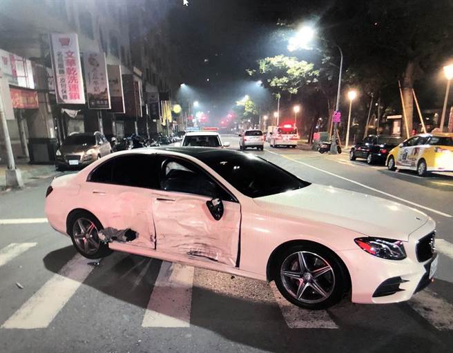 左營一部賓士車擦撞救護車，右側車身毀損。（翻攝照片／林瑞益高雄傳真）