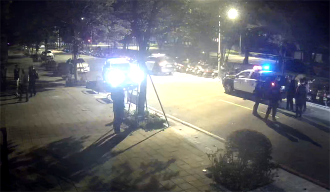 台南市中西區1日一名王姓男子酒後因收費與代理駕駛起衝突，警方到場處理，並將王男帶回局內。（民眾提供）