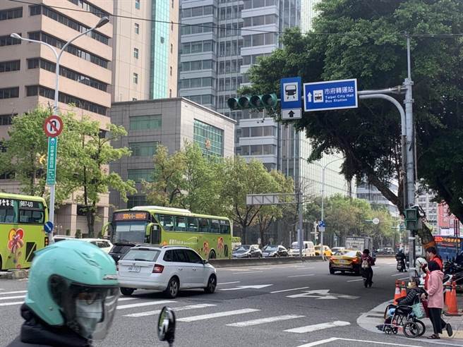 台北市信義區紅綠燈不亮。（黃婉婷攝）