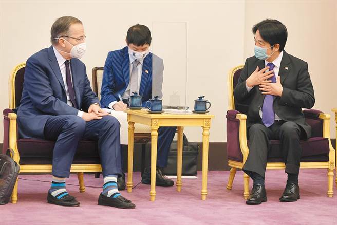 副總統賴清德接見由美國前參謀首長聯席會議主席穆倫（左）(Michael Glenn Mullen)所率領的「跨黨派資深代表團」。（總統府提供）