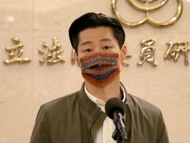 谢和弦酸问「要不要先当兵」，林昶佐热门关键字「当兵、闪兵」。（赵双杰摄）