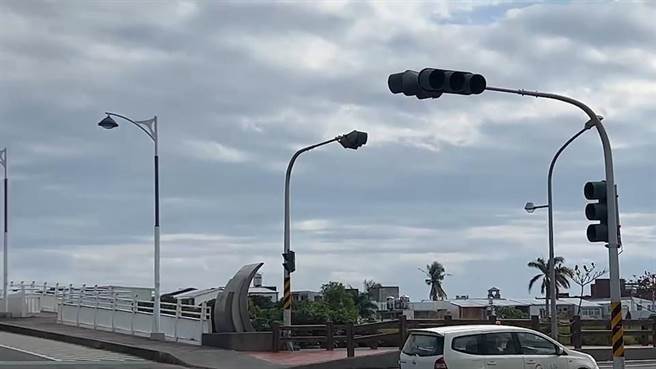 全台大停電，台東市馬路上交通號誌全停擺。（蔡旻妤攝）