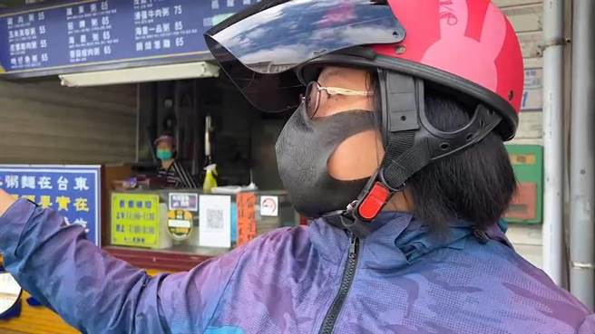 全台大停電，台東市豐榮里長劉春美到豐里橋關心交通情形。（蔡旻妤攝）